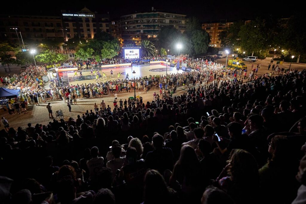 Los-rojinegros-viven-el-primer-partido-en-la-calle-de-baloncesto-profesional-en-España