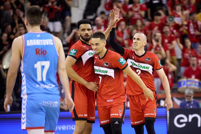 Los-locales-encarrilan-su-noveno-triunfo-en-un-gran-tercer-cuarto